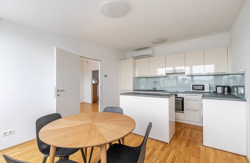 Wieden Apartment | Blueground | Wieden, city view, nr Belvedere