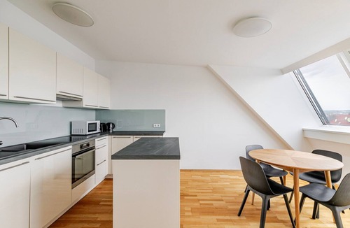 Wieden Apartment | Blueground | Wieden, city view, nr Belvedere