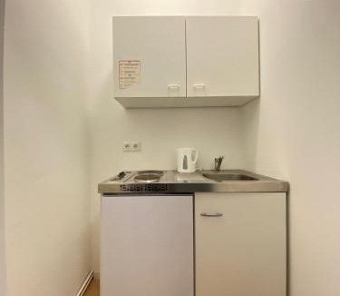 Matzleinsdorf Apartment | Budget Private Rooms in 8-Bedroom Apartment with Terrace