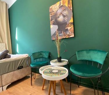 Matzleinsdorf Apartment | Budget Private Rooms in 8-Bedroom Apartment with Terrace