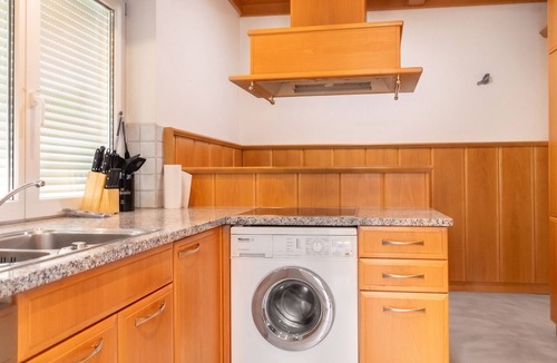 Grinzing Villa | Charming Villa Stay for 2 with Lush Garden Access