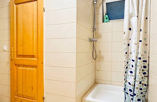 Grinzing Villa | Charming Villa Stay | Garden & Parking Included