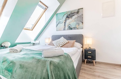 Favoriten Hotel | Comfy Room @Hauptbahnhof - Air conditioned & WIFI
