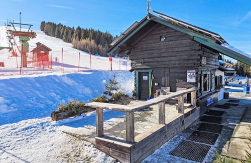 Sankt Urban Apartment | Cosy apartment for 4 guests with pool, WIFI, TV and balcony