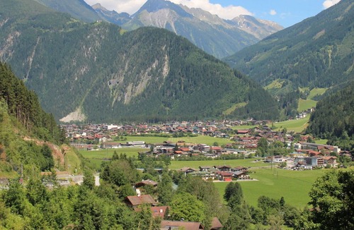 Mayrhofen Apartment | Cosy apartment for 5 guests with WIFI, TV, balcony and parking