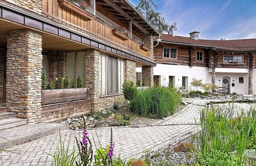 Kaprun Villa | Cosy apartment in villa for 4 people with TV, balcony and pets allowed