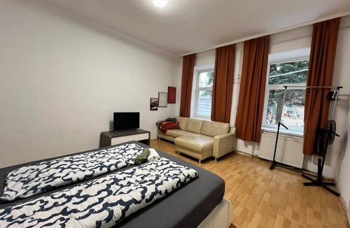 Simmering Apartment | Cozy Room in Apartment, Prime Locatio