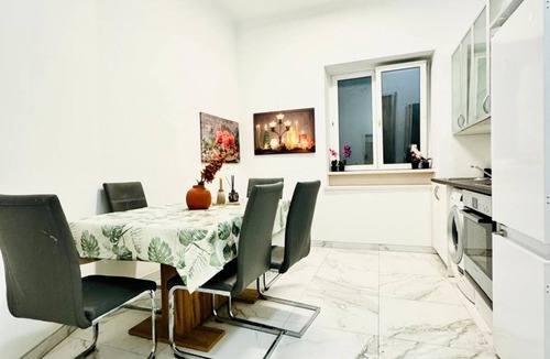 Liesing Apartment | Cozy Stay for 2, Conveniently Near Atzgersdorf