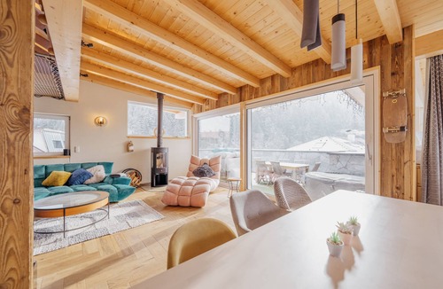 Medraz Apartment | Das Mountain Getaway - 'Upper Two Floors'