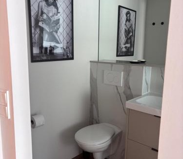Haag Apartment | Design Zimmer mit eigenem Bad und WC im Herzen von Haag
