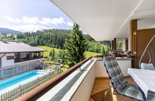 Radstadt Apartment | Double Room 1 at Gästehaus Elisabeth with Mountain View, Shared Pool and Wi-Fi