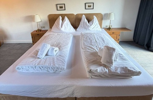 Mondsee House | Double Room with Balcony 1 - Landhaus Meingast