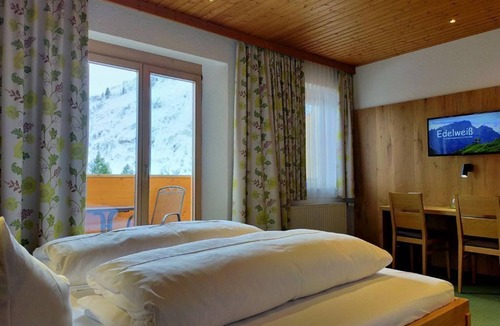 Damuels House | Double room with balcony - Pension Edelweiss Bischof KG