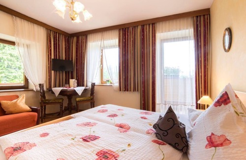 Seeboden House | Dreibettzimmer Goldmarie mit Dusche und WC - Landhaus Pension Holle