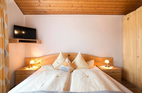 Seeboden House | Dreibettzimmer Goldmarie mit Dusche und WC - Landhaus Pension Holle