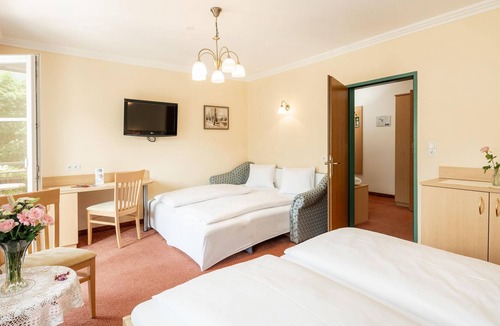 Sankt Michael im Lungau House | Dreibettzimmer mit Dusche, WC - Stofflerwirt, Landhotel