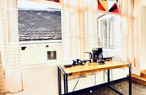 Liesing Villa | Elegant Room Near Kaufpark Alterlaa