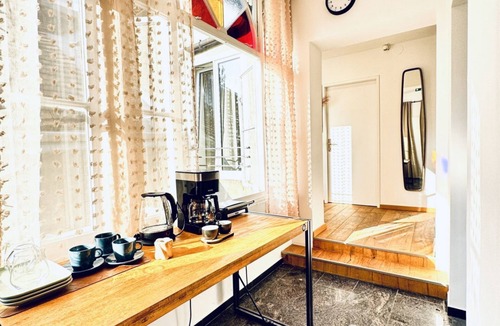 Liesing Villa | Elegant Room Near Kaufpark Alterlaa