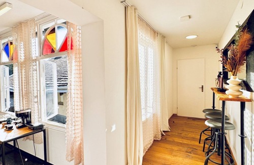 Liesing Villa | Elegant Room Near Kaufpark Alterlaa
