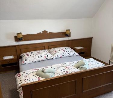 Kirchham House | Gemütliches Vierbettzimmer mit Bad und Küche