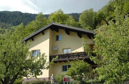 Silbertal Apartment | Große Wohnung in Silbertal mit Großem Garten by Interhome
