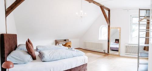 Bregenz Apartment | Grosszügige Altbauwohnung am See by Stadtlandnest