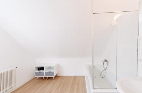 Bregenz Apartment | Grosszügige Altbauwohnung am See by Stadtlandnest