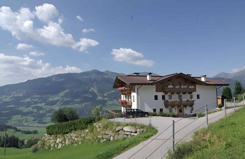 Stummerberg Apartment | Holiday apartment in a quiet location amidst the Zillertal mountains