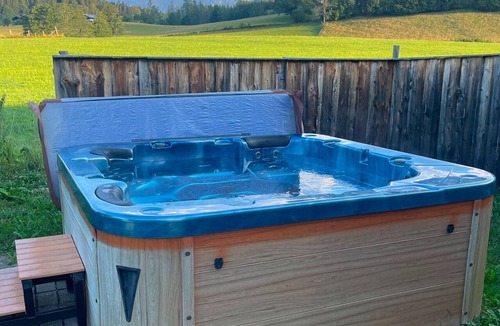 Saalfelden am Steinernen Meer Apartment | Holiday apartment on a farm with outdoor whirlpool