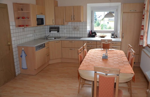 Lind im Drautal House | Holiday Home 'Gästehaus Manuela' with Mountain View, Private Garden & Wi-Fi