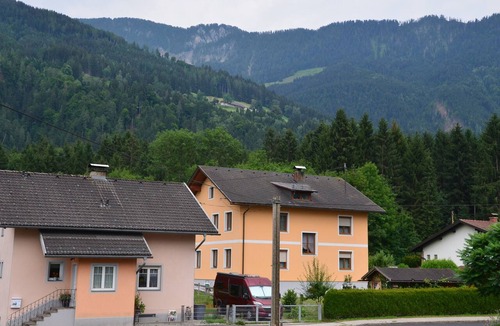 Lind im Drautal House | Holiday Home 'Gästehaus Manuela' with Mountain View, Private Garden & Wi-Fi