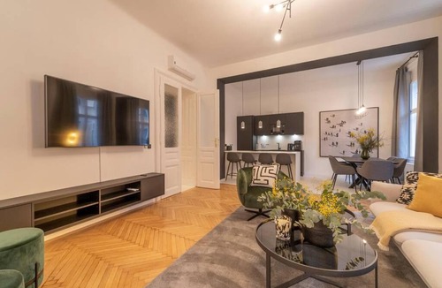 Josefstadt Apartment | josef's home I Pink Flamingo I Deluxe Suite