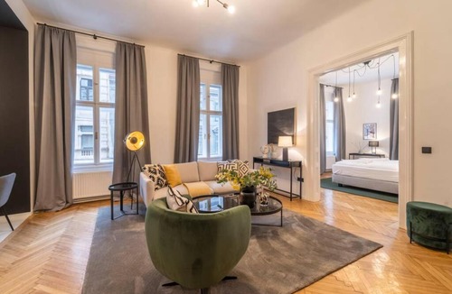 Josefstadt Apartment | josef's home I Pink Flamingo I Deluxe Suite