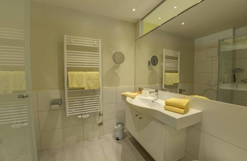 Drobollach am Faakersee House | Junior Suite mit Seeblick Typ A1 - Seepark Drobollach