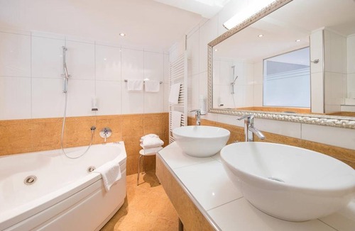 Zell am See House | Juniorsuite bath / shower / double whirlpool - Heitzmann, Hotel
