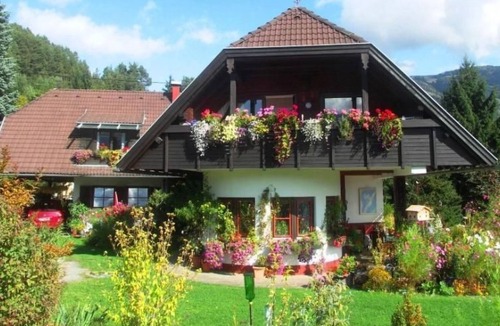 Seeboden Apartment | Kleine Wohnung in Seeboden mit Großem Garten by Interhome