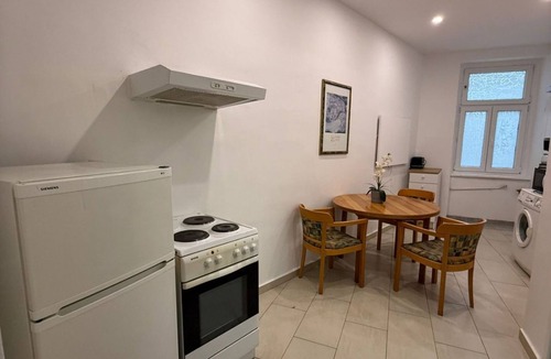 Rudolfsheim-Funfhaus Apartment | Lovely 1BR Apt Near Westbahnhof for Long Stays