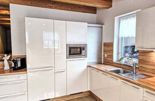 Pfunds Apartment | Lovely apartment for 8 guests with WIFI, TV, terrace and pets allowed