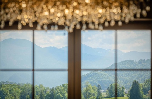 Strobl Apartment | Luxury Apartment at Lake Wolfgang | with Hot Tub for 4 Guests | panoramaNEST