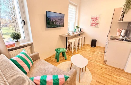 Jakomini Apartment | M8 ParkSide Studio Two