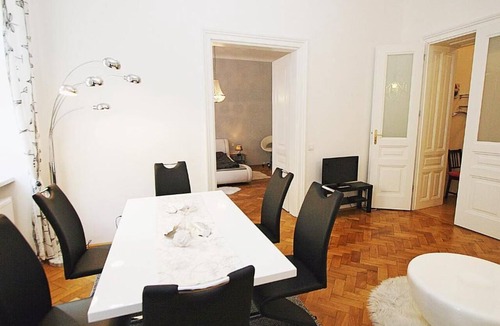 Schottenfeld Apartment | Modern vacation apartment (70sqm) for 4 people with kitchen