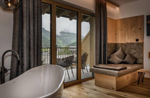 Unterberg House | Mountain Living Double Room for 3–4 People, Breakfast Included - Hotel Hubertushof