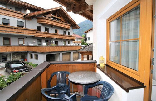 Stumm Apartment | Nice apartment for 4 people with WIFI, pool, TV, balcony and pets allowed