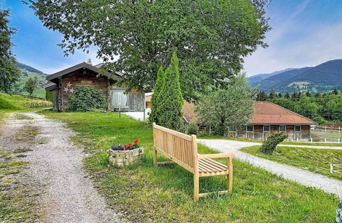 Kaprun Villa | Nice apartment in villa for 6 guests with TV, terrace and pets allowed