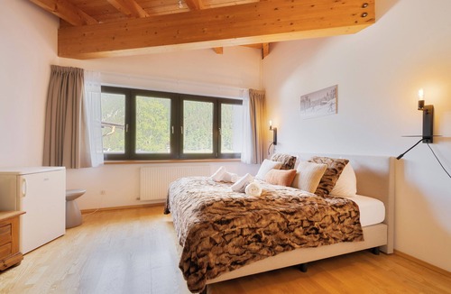 Leutasch Hotel | Relax in the Premium Room of Leutasch Retreat: extra space, bath and shower, ideal for active summers and winters in Tyrol.