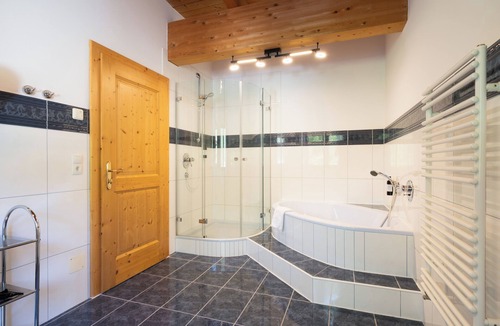Leutasch Hotel | Relax in the Premium Room of Leutasch Retreat: extra space, bath and shower, ideal for active summers and winters in Tyrol.
