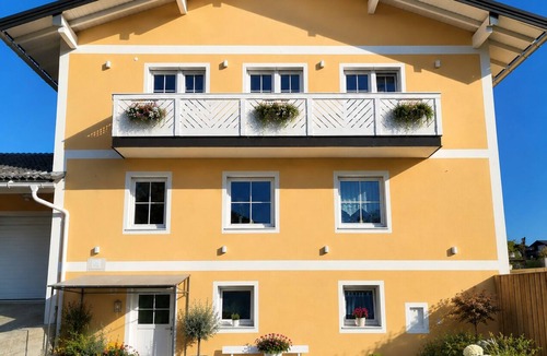 Seekirchen am Wallersee Apartment | Spacious 2-bedroom Apartment with Kitchen and Livingroo north of Salzburg City