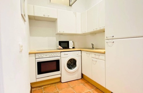 Rudolfsheim-Funfhaus Apartment | Spacious 2BR Apart – 7 Min from Westbahnhof