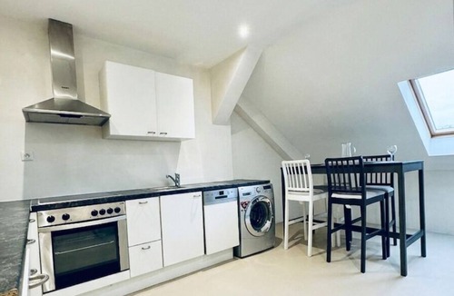 Liesing Apartment | Spacious 5BR Apartment Near Liesing