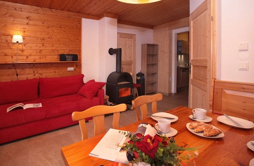 Hochkrimml Apartment | Staudi's ski hut Top8 in hut style directly on the piste Wood-burning stove